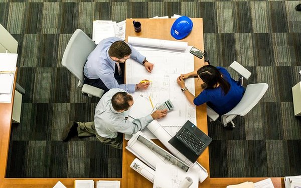 Comment créer une synergie d'équipe efficace dans un environnement de travail collaboratif ?