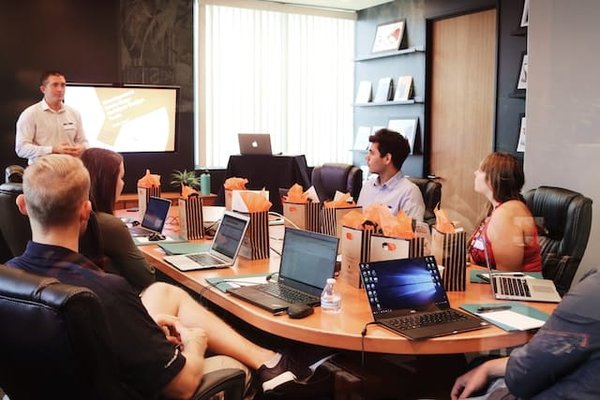 Quelles techniques de communication les managers peuvent-ils adopter pour résoudre les conflits ?